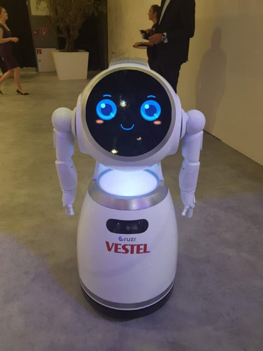 터키 가전업체 베스텔 전시장 내에 있는 안내로봇.